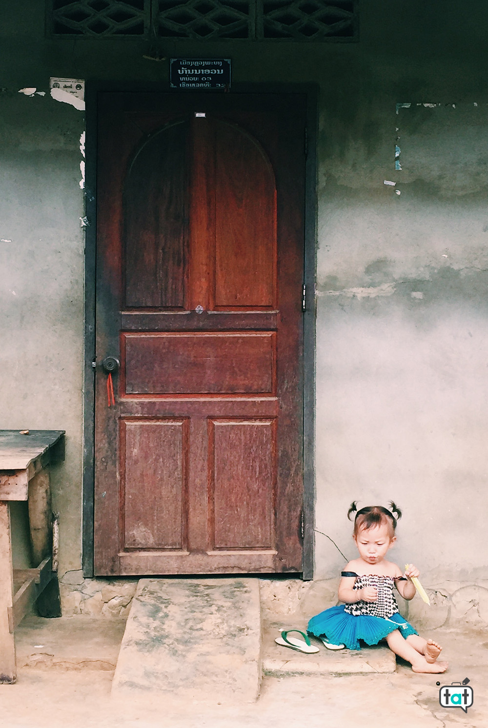 bambina in Laos